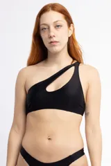 Top de bikini negro de un hombro con abertura cut-out.