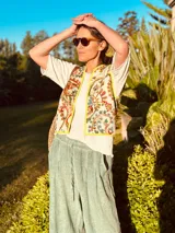 Chaleco con estampado floral, ribeteado con una cinta al bies color amarillo flúor.