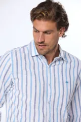 Camisa de manga larga con cuello abotonado, confeccionada en lino a rayas verticales azules y grises.