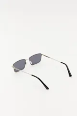 Lentes de sol con marco rectangular plateado y cristales grises.
