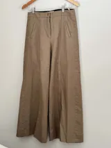 Pantalón marrón de lino y algodón, de tiro medio y piernas anchas, con bolsillos delanteros y traseros con detalles de remaches.