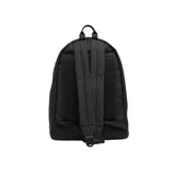 Mochila azul marino de poliéster con compartimento principal con cierre, bolsillo frontal con cierre y logo de Lacoste bordado en verde.