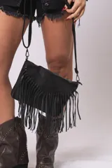 Cartera bandolera negra de cuero sintético con flecos largos en la parte delantera.