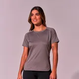Remera deportiva gris con cuello redondo y mangas cortas.