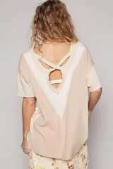 Remera corta color beige con diseño patchwork, escote redondo con botones y mangas cortas.