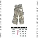 Pantalón de jean oversize estilo baggy con estampado camuflado y logo de los Yankees de Nueva York estampado en blanco.