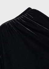 Top de terciopelo rojo con un solo hombro, manga larga y frunces laterales.