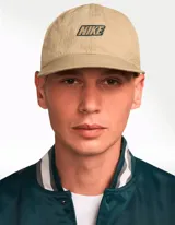 Gorra ajustable de color chocolate con logotipo de Nike bordado.