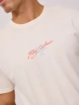 Remera verde con estampado en el frente y la espalda.