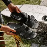 Sandalias Reef Oasis Adapt de goma color negro, con doble tira ajustable con velcro y logo de la marca en el lateral.