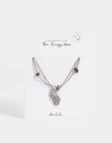 Gargantilla plateada de doble cadena con dije de mano de Fátima con strass y cuentas de amatista.
