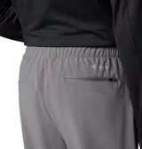 Pantalón de senderismo gris con tecnología Omni-Shade™ UPF 50 y Omni-Shield™ para protección solar y repelencia a la humedad. Cuenta con cintura elástica, cordón de ajuste interior, rodillas articuladas, bolsillos y cremalleras en las piernas.