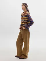 Cardigan de algodón con estampado de rombos en tonos marrón, beige y azul. Tiene cuello camisero, cierre frontal con botones azules y calce suelto.