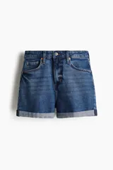 Short de jean de cinco bolsillos en denim de algodón levemente elástico. Modelo de tiro superalto con cierre, botón y dobladillo cosido.