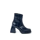 Botas cortas de cuero negro, con cierre lateral, taco de madera forrado en cuero y suela de goma.