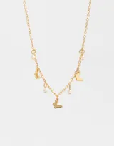 Collar corto dorado con cadena de eslabones, dijes de mariposas y perlas colgantes.