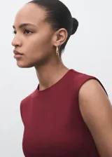 Camiseta sin mangas color borgoña, de tejido elástico y diseño entallado, con cuello redondo y tirantes anchos.