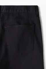 Short negro de sarga de algodón suave, corte estándar, con cinco bolsillos, cierre y botón.