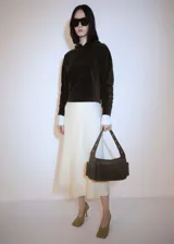 Buzo de pana color verde oscuro, de corte recto, con capucha y puños elásticos.