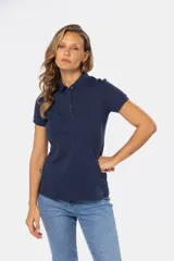 Polo azul marino de piqué con botones personalizados y mangas cortas.