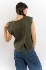 Remera color verde militar de lino, corte holgado, con mangas cortas y tajo en la espalda.