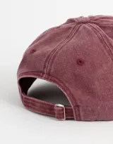Gorra de gabardina color gris oscuro con visera color beige. Tiene bordado frontal con la palabra "Sunlight" y la frase "Follow your destiny".