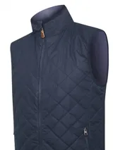 Chaleco azul marino acolchado con patrón de rombos, cuello alto, cierre frontal con cremallera y bolsillos laterales con cremallera.