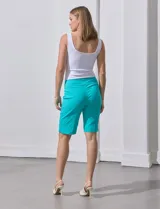 Bermuda color turquesa en gabardina elastizada, marca Zac & Rachel, con pretina ancha elastizada.