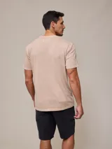 Remera celeste de algodón con cuello redondo y bolsillo en el pecho.