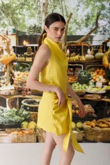 Top amarillo de lino con corte halter y espalda media baja.