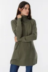Sweater de punto con cuello alto y bolsillos frontales, color verde militar, diseño cómodo.