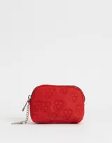 Monedero rojo de cuerina con estampado de cerezas, cierre de cremallera y mosquetón plateado.