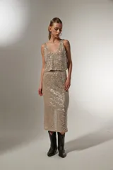 Blusa gris con lentejuelas, de poliéster, corte holgado y escote en V.