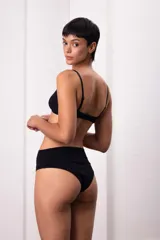 Culotte negro de algodón suave con faja en la cintura.
