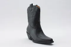 Bota texana de cuero negro con bordados en el lateral y taco bajo.