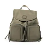 Mochila verde de poliéster con solapa y sujetador. Tiene dos bolsillos externos con cierre, un bolsillo interno con cierre y dos bolsillos internos abiertos. La correa es regulable y los herrajes son plateados. El interior es de tela de algodón y poliéster.