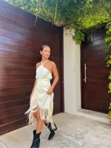 Top blanco de seda con escote halter y espalda descubierta. Se ata al cuello y a la espalda con finas tiras.