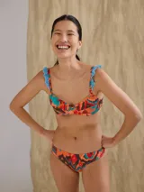 Top de bikini negro con aro, breteles regulables y estampado animal print en los bordes y tirantes.