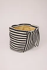 Bolso tipo tote de tela con rayas verticales en blanco y negro.