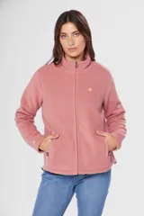 Campera polar azul marino con cuello alto y cierre frontal. Tiene bolsillos laterales con cierre y logo bordado en el pecho.