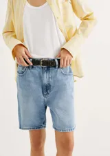Bermuda de jean celeste con bolsillos delanteros y traseros.