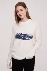 Sweater holgado de color blanco con estampado gráfico de un coche en azul, de manga larga.