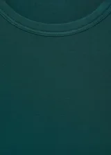 Camiseta verde esmeralda de manga larga con cuello redondo.