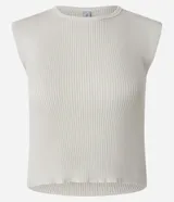 Blusa corta color crudo, de punto acanalado, con cuello redondo y hombros caídos.