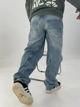 Pantalón de jean celeste, corte balloon, con detalles de costuras en las rodillas.