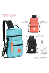 Mochila matera celeste con detalles en negro, con correas de mochila y correa larga para usar como bolso. Tiene un bolsillo frontal con cierre y un aplique circular con un corazón. Incluye un llavero naranja con la palabra 'TRENDY'.