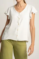 Blusa blanca con escote en V, mangas cortas con volados y cierre frontal con botones.