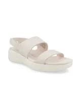 Sandalias Hush Puppies color hueso con doble tira ancha sobre el empeine, ajuste con velcro en el talón y suela de plataforma baja.