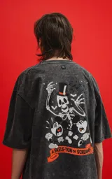 Remera negra con efecto acid wash y estampa frontal de calaveras de personajes de Disney.