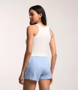 Conjunto de pijama short doll confeccionado en ribana, compuesto por musculosa y short con elástico en la cintura y estampado de corazones.